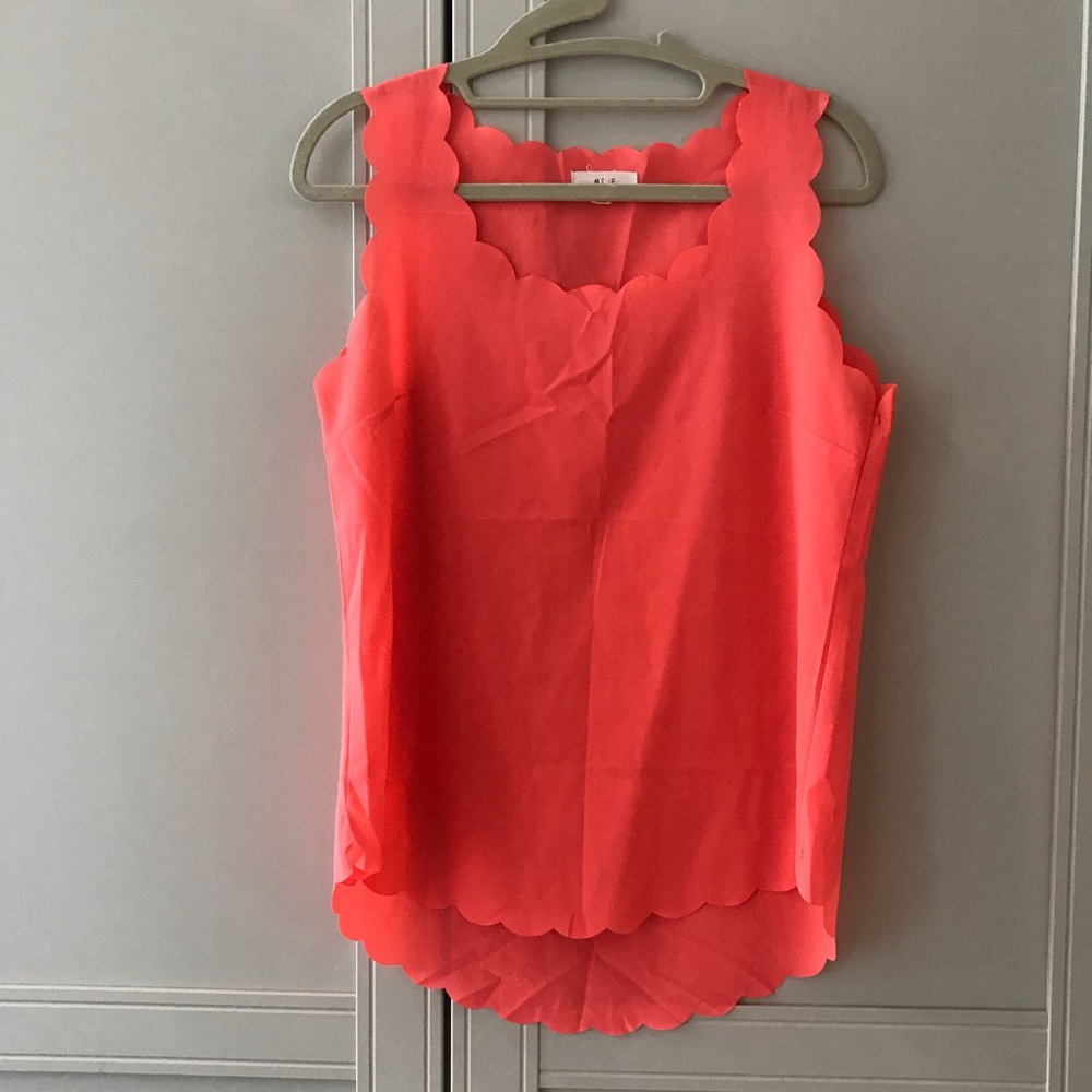 Coral tank with scallop detail
